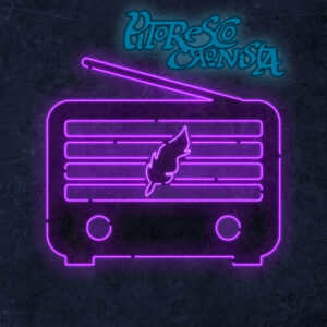 Capa do Podcast Pitoresco Cronista. Os elementos simulam neon. Um rádio roxo com a peninha do pitoreske no centro. Acima do rádio o logotipo do Pitoresco Cronista.